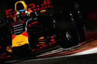 ドライバーズランキング4位につけていたレッドブルのダニエル・リカルド（写真）は、フェラーリのキミ・ライコネンに7点差をつけて最終戦に臨んだ。予選最後の渾身（こんしん）のアタックでライコネンを上回る4番グリッドを獲得。今年10回目の表彰台を目指したレースだったが、ハイドロリック系トラブルでストップ、完走ならず。結果、ライコネンにランキング4位の座を奪われ5位に転落してしまった。今年の勝利はアゼルバイジャンでの1勝のみ。一方のチームメイト、マックス・フェルスタッペンはこのレース5位でフィニッシュ。今季は2勝を飾ったが、序盤にリタイアがかさんだ影響でランキングは6位だった。（Photo=Red Bull Racing）