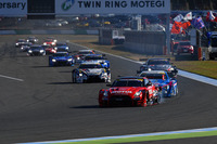 GT500クラスのスタートシーン。フォーメーションラップでダメージを負ったNo.23 MOTUL AUTECH GT-Rのリアからは、白煙が上がっている。