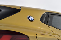 CピラーにBMWのエンブレムが備わる。往年のクーペモデルへのオマージュとなる意匠だという。