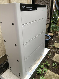 自宅に設置したスマートソーラーの蓄電池（容量11.5kWh）。工事費込みで178万円、東京都と杉並区からの補助金が合計128万円、差し引き50万円で設置できました！ 