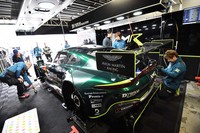 予選に向けてマシンの調整に余念がない、D'station Racingのピットクルー。