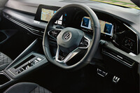 インテリアでは、大幅にデジタル化されたインターフェイスが特徴。メーターは全車フル液晶となり、操作系も大部分がタッチパネル式となった。