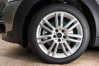 足元の仕様は、225/50R18サイズのタイヤと18インチアルミホイールの組み合わせが標準。オプションで19インチのアルミホイールと225/45R19サイズのタイヤも用意されている。