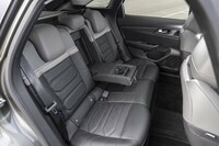 ホイールベースが2785mmもあるので、後席の足元はご覧のとおりの広さ。「C5エアクロスSUV」などとは違って3座独立式を採らない。