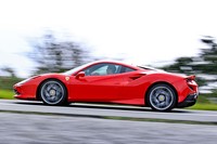 ボディーサイズは全長×全幅×全高＝4611×1979×1206mm。「488GTB」よりも長く広く、そしてわずかに低くなっている。