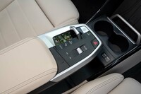 高さを抑えたシフトセレクターをはじめ、センターコンソールのスイッチ類はフラットにレイアウトされる。アームレストの下には浅い収納スペースがあるものの、ヒンジがドライバー側にあるため左からしか開かない。