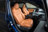 前席のパワーシートについては、リクライニングの調整幅を42°から72°に拡大。また助手席もチルトとリフターの調整が可能となった。