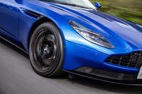 試乗車には、前255/40ZR20、後ろ295/35ZR20の「ブリヂストン・ポテンザS007」タイヤが装着されていた。「AMR」専用鍛造ホイールの採用により、バネ下重量をトータルで13.5kg削減しているという。