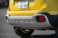 リアにもスキッドガード風デザインのバンパーを採用。フロントも含めて車体下部まで回り込んではいないので無理は禁物だ。