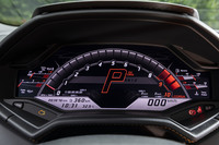 メーターには、12.3インチのカラーディスプレイが用いられている。「ストラーダ」「スポーツ」「コルサ」（写真）の各ドライブモードで、異なるデザインを採用。