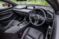 シンプルながら立体感のある、マツダの現行モデル各車に共通するテイストでデザインされたインテリア。テレスコピックの調整幅は前後に70mmもあり、適切なドライビングポジションが得られるよう配慮されている。