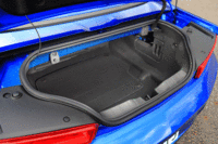 トランク容量は7.3立法フィート（約207リッター、本国仕様）。ルーフを開ける際にはパーテーションで荷室を仕切る必要があり、さらに容量が小さくなる。