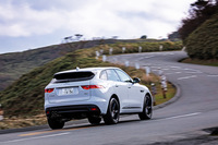 大柄なボディーサイズを感じさせない、軽快なフットワークも「F-PACE」の魅力。SUVであっても、ジャガーならではの操る喜びは健在なのだ。