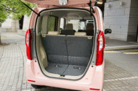 テールゲート開口部の地上高は、従来型よりも75mm低められた。（写真をクリックすると荷室のアレンジを見られます）