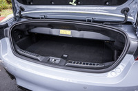 荷室容量は131～172リッター。ソフトトップを開ける際は、上部のカバーを引き下げ、ソフトトップの収容スペースをあらかじめ確保する必要がある。