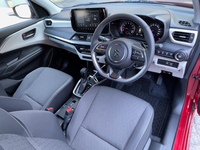 新型ではオーディオパネルをドライバー側に8度傾けてレイアウト。スズキとしては初採用の9インチディスプレイオーディオが目立つ。