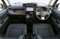 水平基調のデザインで広さが演出されるインテリア。メーターフードの高さを抑え、前方の視認性を向上させた。