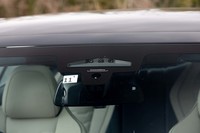 ルームミラーの裏側には、車両前方をセンシングする広角、標準、望遠の3基のカメラが備わる。