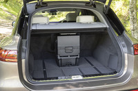 「ファーストクラスパッケージ」には後席中央のクーリングボックスも含まれるため、ラゲッジスペースがコの字型に削られてしまう。