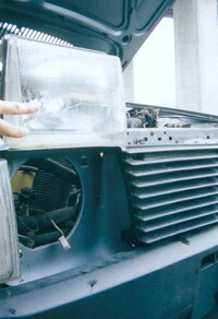 飛び石と思われる穴がヘッドライトに開き、雨がたまってしまった。そのため、外して水切りをするの図。