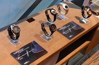 こちらもイタルデザインと日本メーカーとのコラボ例として有名な、セイコーの腕時計。写真向かって右の4本が1982年および2014年の「スピードマスター」。同左端が、2025年の復刻版「マッキナ・スポルティーバ」。