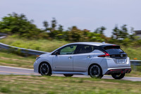 ステアリングギアレシオを「リーフ」の欧州仕様車と同じ14.9：1に変更。電子制御ブレーキやVDC、足まわりなどに専用チューンが施されている。