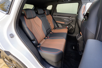 後席空間の広さはご覧のとおり。背もたれは5段階の角度調整ができる。