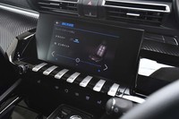 センターモニターのサイズは8インチ。ピアノの鍵盤のようにも見えるメニュー選択用のスイッチが目を引く。