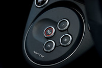 センターコンソールのシフトセレクター。「595コンペティツィオーネ」のAT車では、ニュートラルやリバースへのシフトはボタン操作で行う。