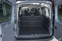 荷室の奥行きは611mmで幅は1121mm。高さを2段階で調整可能なデッキボードは、後席背もたれの裏に収納しておける（写真）。