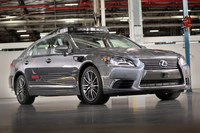 Uberの事故は、自動運転システムの開発を進める他の企業にも影響をもたらしており、トヨタは米国での自動運転車の公道実験を一時中断すると発表した。