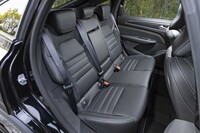 後席は身長181cmの筆者にはややヘッドルームが狭いが、多くの人は問題なく座れるはずだ。足元まわりの広さは特筆もの。