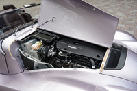 パワーユニットには、従来モデルと同じくBMW製の3リッター直6ターボエンジンを採用。手が痛くなるほど硬い金具で固定されていたエンジンフードは、ボタンを押すだけでロックが外れるようになった。