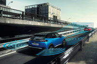 ADASにグループPSAの中でも最新のシステムを採用。車線維持支援機能には、右寄り、左寄りと車線内の任意の位置をキープして走ろうとする「レーンポジショニングアシスト」も備わる。