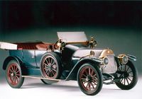 アルファ・ロメオの歴史は1910年にミラノの企業家らが不振にあえぐ自動車メーカーを買収したことに端を発する。写真は1910年製「24HP」。