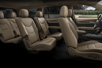 「キャデラックXT6プレミアムラグジュアリー」のインテリア。「エスカレード」以外のキャデラックSUVで、初の3列シート採用モデルとなる。