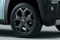 基本デザインは標準仕様車に準ずるが、ブラックメタリック仕上げとなる「ハスラー タフワイルド」のアルミホイール。タイヤは165/60R15サイズで、こちらもサイズは標準仕様車と同じ。