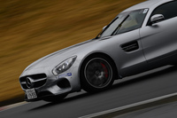 「AMGドライビングアカデミー」とは、世界12カ国以上で実施されているドライビングトレーニングである。海外では雪上走行などのイベントも催されているようだが、日本ではサーキット走行を主体とした「ベーシックトレーニング」と「アドバンスドトレーニング」が行われている。