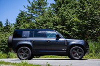 「ディフェンダー110 X D300」のサイドビュー。車名の110は先代モデルのホイールベースが110インチ（2794mm）であったことに由来するが、現行モデルのホイールベースは3020mmと、その数値を大きく超えている。