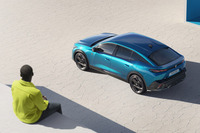 ボディーサイズは全長×全幅×全高＝4687×1848×1478mmで、ホイールベースは2787mm。ルーフ後端に「キャットイヤー」と呼ばれる2つのスポイラーが備わる。