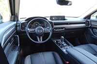 水平基調のインストゥルメントパネルが広々とした印象を与えるインテリア。ダッシュボードには10.25インチのカラーディスプレイが配置される。