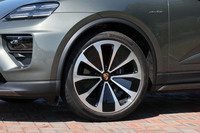 新型「マカン」に標準で装備されるホイールは20インチサイズだが、今回の試乗車ではオプションの「22インチMacan Styleホイール」が選択されていた。組み合わされるタイヤは「ブリヂストン・ポテンザ スポーツ」で、フロントが255/40R22、リアが295/35R22サイズ。