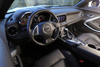 インテリアの意匠は、モダンでありながら過去のモデルへのオマージュも感じさせるものだ。