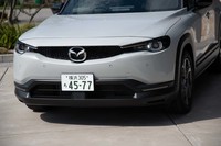 既存のマツダ車とは異なり、ヘッドランプの下のメッキパーツであるシグネチャーウイングが備わらない。ランプの“目力”によって力強さをアピールする。