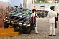 GUESS JEANSは「ジープ・グランドワゴニア」をアイキャッチとした。