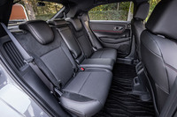 「RS」グレードのリアシート。ラックススエードとファブリックのコンビ表皮にレッドのステッチが入るデザインは、フロントシートに準じたものだ。背もたれには60：40の分割可倒機能が備わる。