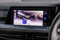 インフォテインメントシステム「ディスカバープロ」に表示されたドライビングモードの設定画面。「コンフォート」「スポーツ」「レース」、好みのセッティングをあらかじめ登録できる「カスタム」の4つのなかからワンタッチで任意のモードを呼び出せる。