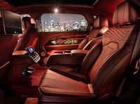 凝ったイルミネーションによるラグジュアリー感の演出も自慢のひとつ。「ベンテイガEWB」は、内装のトリムだけで240億通りの組み合わせが可能になっている。