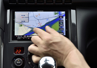 地図のスクロールをフリック＆ドラッグでできるカーナビは増えたが、ピンチイン＆アウトの拡大縮小がスムーズに動くナビはケンウッドが随一。