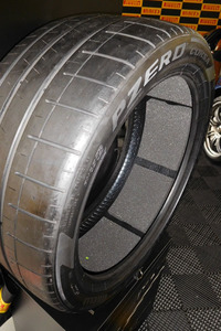 PNCSはタイヤの空洞共鳴音を抑制する技術。ウレタン材をインナーライナーに貼り付けている。（写真＝竹内龍男）